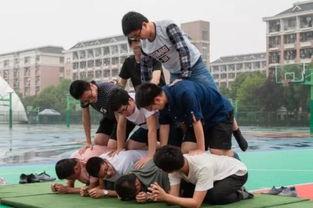 雷波西操场吃瓜