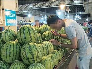 给老人吃瓜,为老人送上清凉甜蜜的瓜果时光  第1张