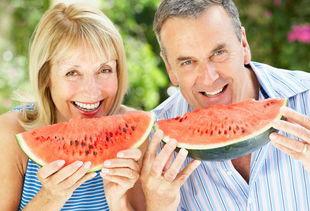 给老人吃瓜,为老人送上清凉甜蜜的瓜果时光  第3张