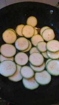 云南小瓜隔夜吃,隔夜美味，传承地方特色