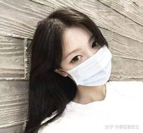 女人戴口罩吃瓜,疫情中的时尚与生活态度